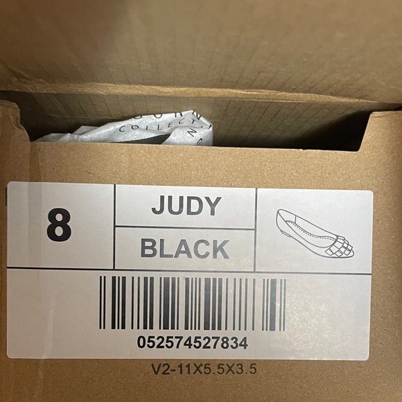 Journee Collection Black Ruffle Flats 8 - Picture 6 of 7